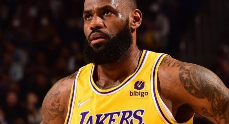 LeBron James is the first active NBA player to have a fortune of 1,000 million dollars