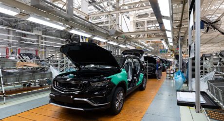 Trump delays the implementation of tariffs on automobiles from Mexico and Canada by one month