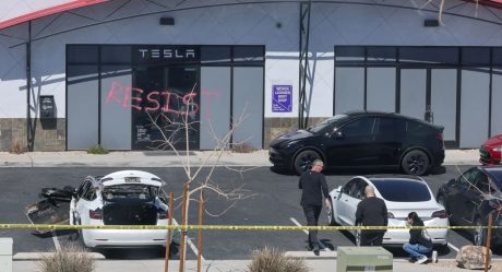 Trump warns that those who vandalize Teslas could be imprisoned in El Salvador