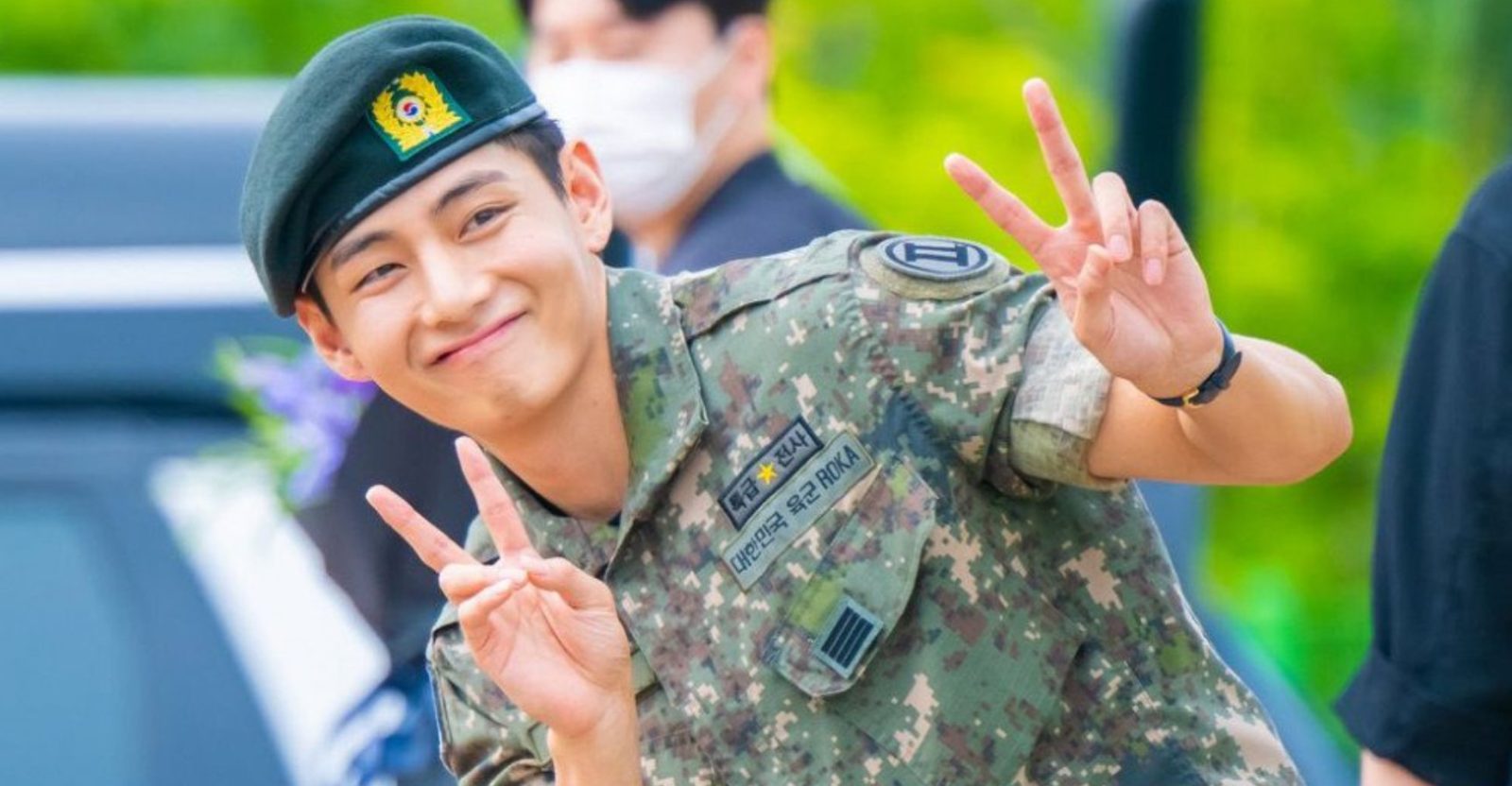 Taehyung from BTS displays toned arms upon military discharge
